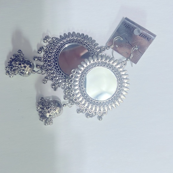 Fashion earrings with Indian flare - Picture 2 of 3